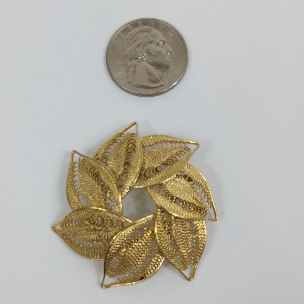Vintage Filigree Brooch Gold Tone Leaves Circle Brushed Mid Century Flower - Picture 2 of 6